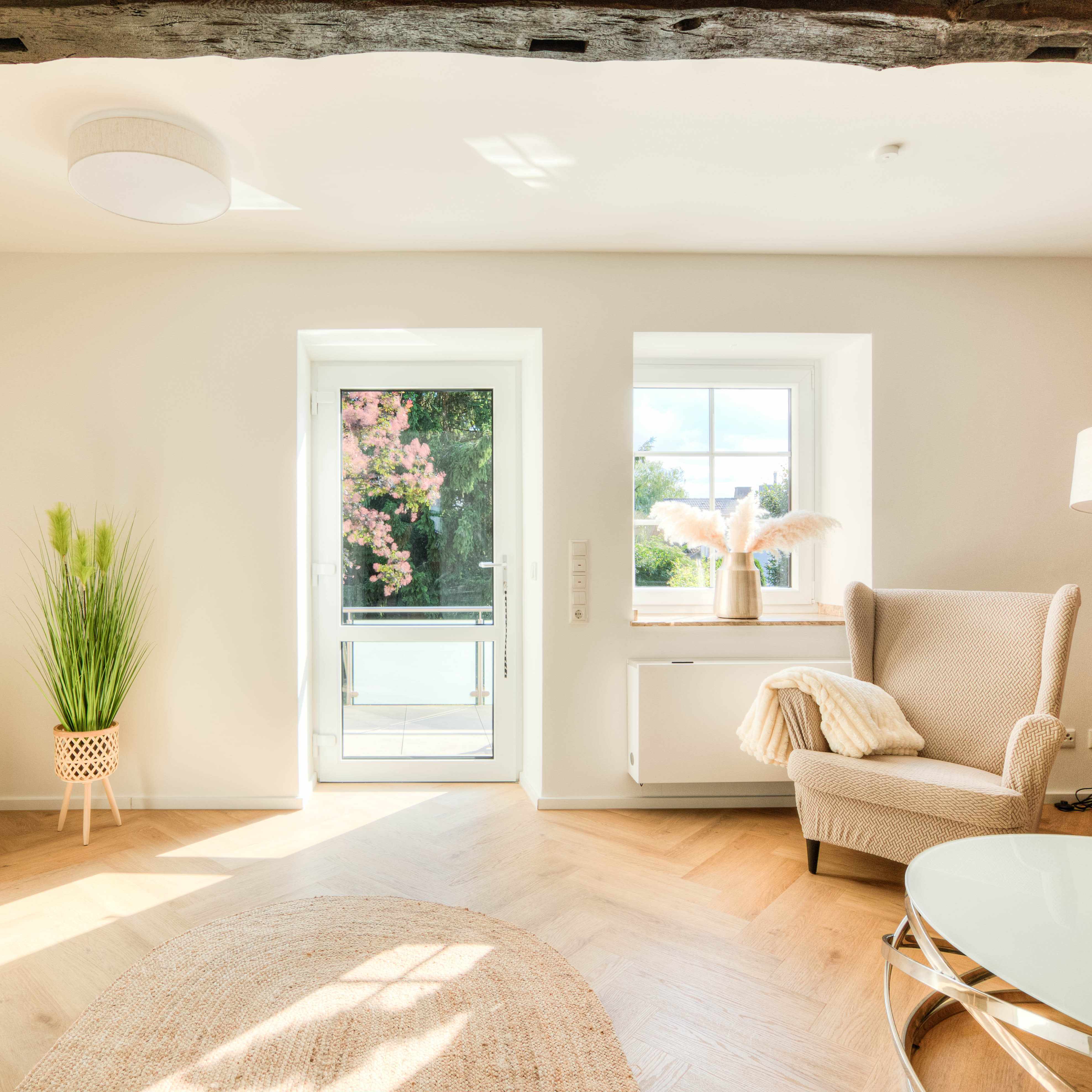 Heller Wohnbereich als Beispiel für Immobilienfotografie